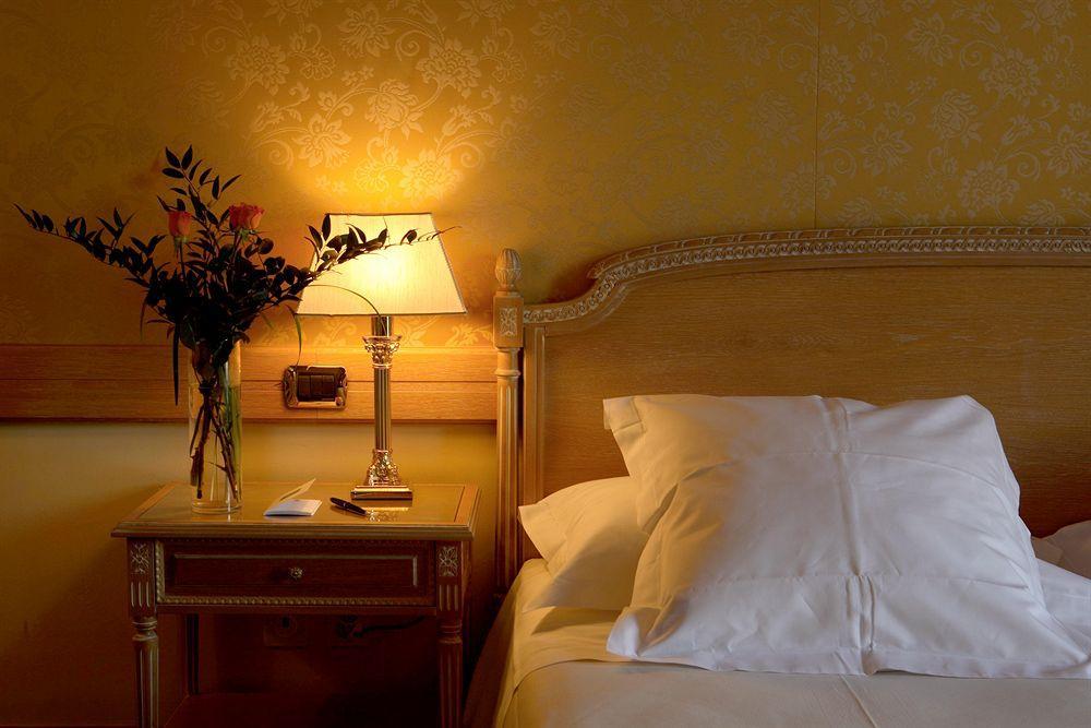 โรงแรมสเปลนดิด รอยัล ลูกาโน ห้อง รูปภาพ A bedroom at the hotel
