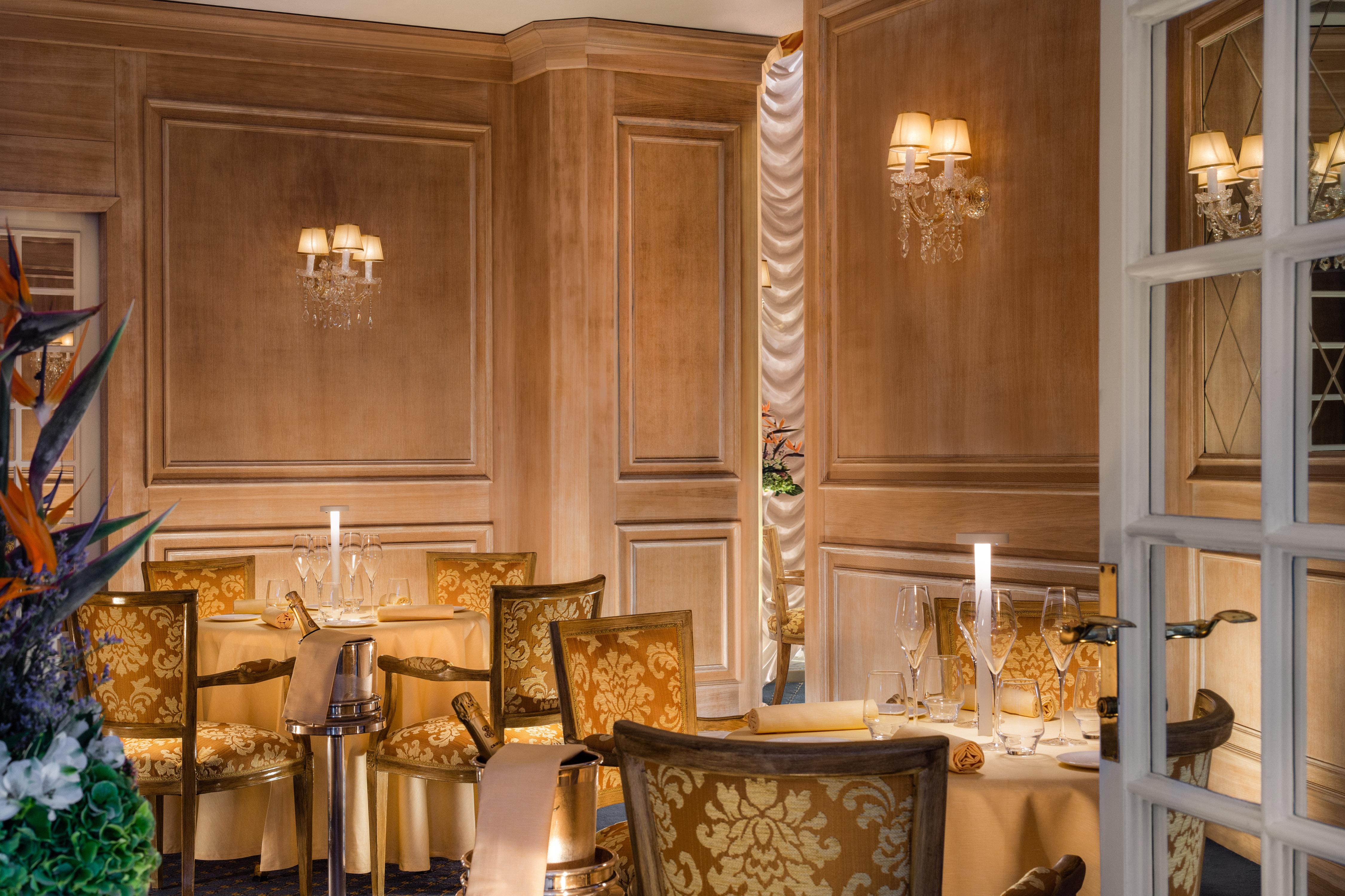 โรงแรมสเปลนดิด รอยัล ลูกาโน ภายนอก รูปภาพ The interior of the restaurant