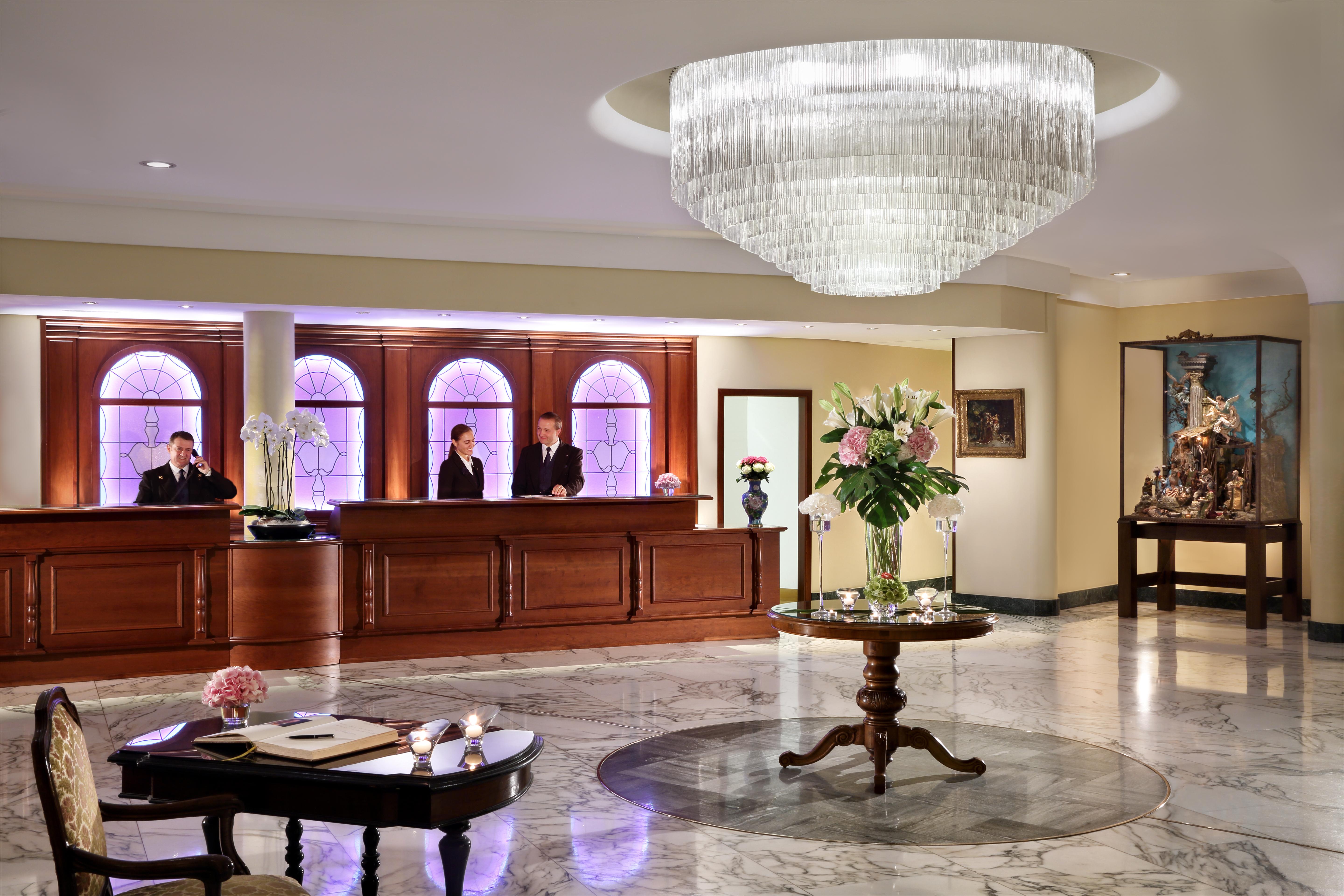 โรงแรมสเปลนดิด รอยัล ลูกาโน ภายนอก รูปภาพ The lobby of the hotel