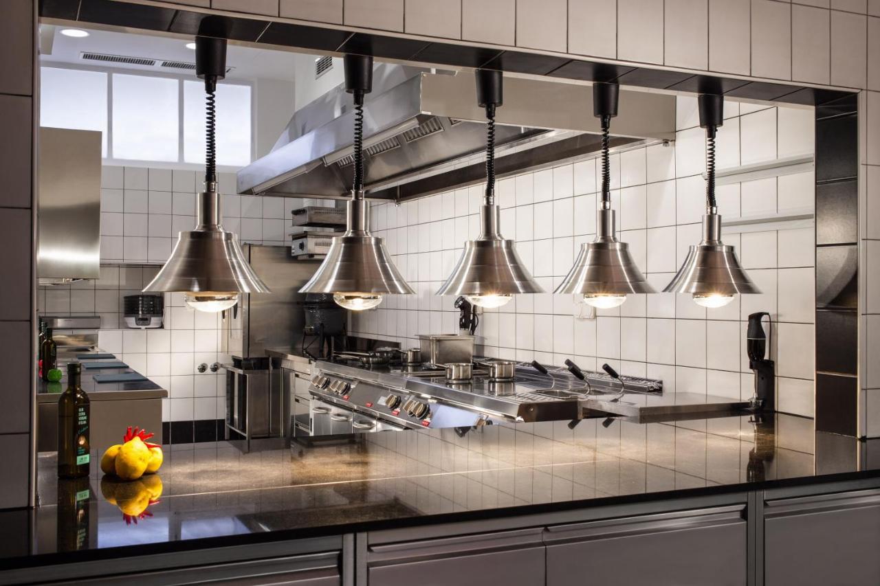 โรงแรมสเปลนดิด รอยัล ลูกาโน ภายนอก รูปภาพ A commercial kitchen